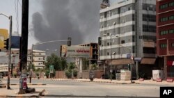 Pertempuran antara militer Sudan dan paramiliter negara itu menimbulkan kekhawatiran akan konflik yang lebih luas di negara yang dilanda kekacauan itu, di Khartoum, Sudan, 15 April 2023. (Foto: AP)