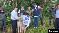 Imágenes de la entrega de la sargento y su familia a la Defensoría del Pueblo de Colombia. [Foto: Cortesía de la Defensoría del Pueblo de Colombia].