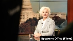 Според неа, потребна е поддршка на Украина, особено воена, „бидејќи мораме да разбереме дека секој ден кога го одложуваме донесувањето важни одлуки, луѓето умираат на бојното поле“