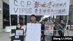 11月16日，全美各地几百名中国民运人权人士、法轮功信仰群体以及西藏、新疆、香港独立运动人士组成的抗议人群在旧金山APEC会场和习近平下榻的凯悦酒店附近抗议中共独裁、抗议习近平暴政。最中间的抗议者是中国留学生徐仕耿 (美国之音/周星晨)