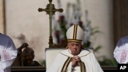 Paus Fransiskus berdoa di altar lapangan Santo Petrus di Vatikan, dalam misa perayaan Paskah pada 9 April 2023. (Foto: AP/Alessandra Tarantino)