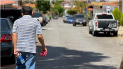 A sus 47 años a Iván Ortiz le "empezaron temblando los dedos y se me fue corriendo, hasta acá”, dice mientras toca su brazo izquierdo.