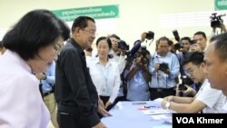 លោក ហ៊ុន សែន ប្រធានគណបក្ស​ប្រជាជន​កម្ពុជា ​ផ្ទៀង​ឈ្មោះ​របស់​លោក ​នៅ​ក្នុង​មណ្ឌល​បោះ​ឆ្នោត​ខេត្តកណ្តាល ​កាល​ពី​ថ្ងៃ​ទី​២៥ ខែកុម្ភៈ ឆ្នាំ​២០២៤។ (លាស់ លីបលីប/វីអូអេ) 