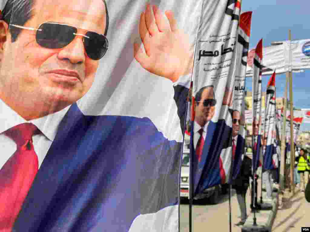 Along with President Sissi, the army chief who clinched 97% wins in 2018 and 2014, three low-profile&nbsp; three politicians made the race, while his most prominent competitor, a former opposition lawmaker, withdrew citing harassment. In Arish, Egypt, Dec. 10, 2023. (Hamada Elrasam/VOA)