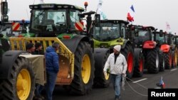 Французькі фермери тракторами та іншою технікою блокували автошляхи довкола Парижа. 30 січня 2024 р. 