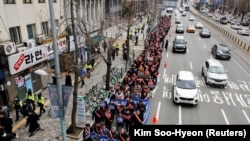 South Korean doctors march to the Presidential Office to protest against the government's medical policy in Seoul, South Korea, February 25, 2024. (REUTERS/Kim Soo-Hyeon)