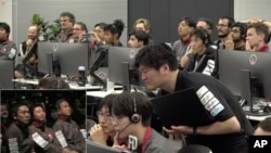 Para insinyur pengendali penerbangan di Tokyo menunggu sinyal dari pesawat antariksa "Hakuto" setelah upaya pendaratan di permukaan bulan, Rabu dini hari, 26 April 2023.