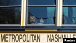 ARCHIVO - Una niña llora desconsolada a bordo de un autobús escolar tras el tiroteo en una escuela de Nashville, Tennessee, el 27 de marzo de 2023.