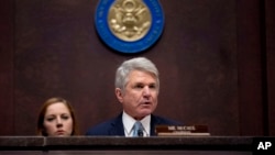 САД мора да ги искористат сите релевантни политички алатки, вклучително и органите за контрола на извозот и санкциите, за да ги попречат односите меѓу овие два малигни актера, велат тие