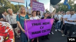 Građani nose transparente tokom skupa Srbija protiv nasilja, 8. jula 2023. (Foto: Glas Amerike/Rade Ranković)