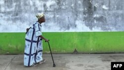 "Dans 80% des cas, ce sont des membres de la famille" qui s'occupent des personnes âgées en Côte d'Ivoire, selon un sociologue ivoirien spécialiste du vieillissement.