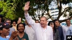 El candidato presidencial opositor, Edmundo González Urrutia, durante un actividad con ciudadanos.