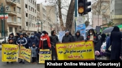 تجمع گروهی از بیماران مبتلا به «اس‌ام‌ای» و خانواده‌های آنها با مطالبه تامین دارو 