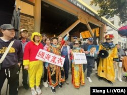 11月15日受伤的中国民主党党员王中伟，11月16日又带着他的“皇帝抗议团”来到君悦酒店附近抗议习近平修改宪法，强行连任。(VOA 周星晨)