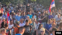 Građani se okupljaju na 10. protestu Srbija protiv nasilja, ispred Narodne skuopštine Srbije, u Beogradu, 8. jula 2023. (Foto: Glas Amerike/Rade Ranković)