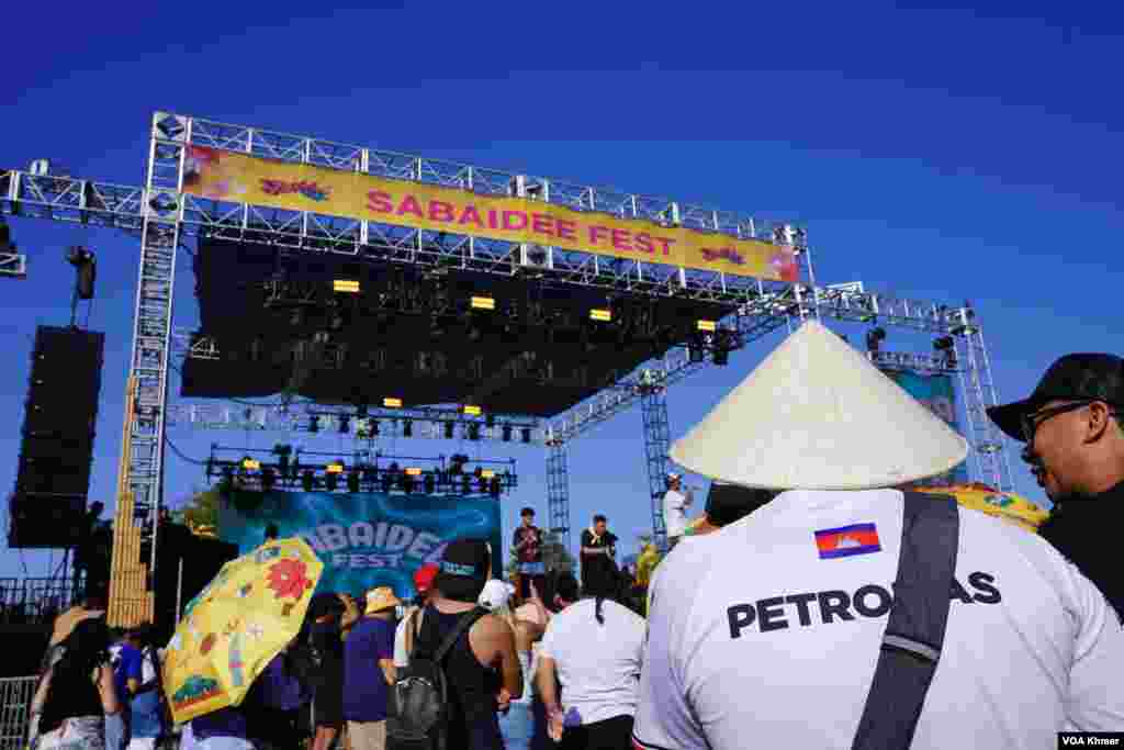 មនុស្ស​ម្នា​កំពុង​ឈរ​ទស្សនា​ការ​សម្តែង​នៅ​ក្នុង​មហោស្រព​តន្រ្តី​និង​វប្បធម៌​អាស៊ីអាគ្នេយ៍ Sabaidee Fest នៅទីក្រុង Chino រដ្ឋ​កាលីហ្វ័រញ៉ា​ សហរដ្ឋ​អាមេរិកកាលពីថ្ងៃទី​១៤ មិថុនា ឆ្នាំ២០២៤។(ចាប ចិត្រា/VOA Khmer)