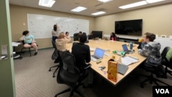 High school and college students meet to talk about local coverage as part of the Arlington Independent Media program, at the Arlington Park and Recreation Center, in Arlington, Virginia, Jan. 26, 2024. (Cristina Caicedo Smit/VOA)