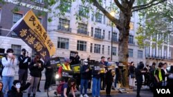 示威者舉起由國際特赦組織派發的標語，上面寫上“我們永遠不會忘記”，以及“與鄒幸彤同行”。（美國之音/鄭樂捷）