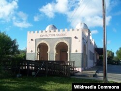 Stasiun kereta api dengan arsitektur Timur Tengah di Opa-locka, Florida (courtesy: Wikipedia).