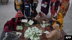 ইসলামাবাদে ভোটের পর গণণা চলছে। ৮ ফেব্রুয়ারি ২০২৪। 