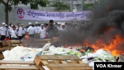 Tumpukan narkoba yang dibakar di halaman Koh Pich, Phnom Penh, 28 Juni 2023. (Lors Liblib / VOA khmer)