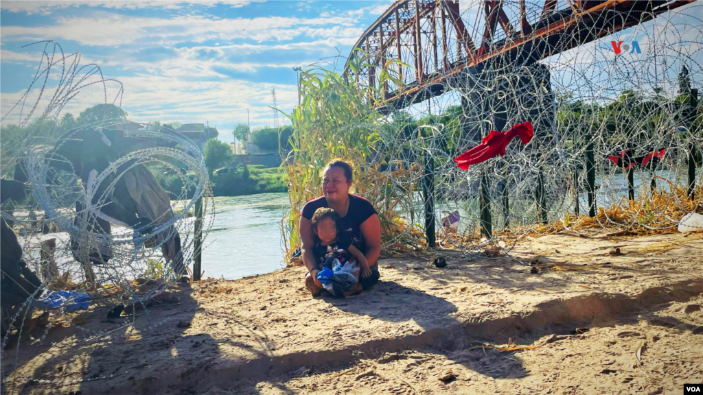 María Argentina, de 32 años, salió de Honduras hace tres meses en su silla de ruedas, con su hija de dos años en brazos y su hermano, con destino a la frontera de EEUU.