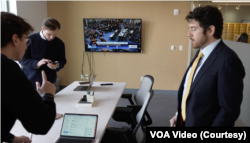 Представники фонду Razom дивляться трансляцію голосування в Сенаті та аналізують голоси "за" та "проти" допомоги Україні.