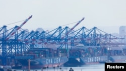 资料照片：2023年6月23日，加利福尼亚州圣佩德罗在洛杉矶港上的集装箱船只。（路透社照片）