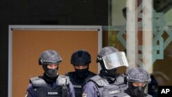 پولیس اہل کار اسلامی مرکز میں داخل ہوتے ہوئے ۔فائل فوٹو