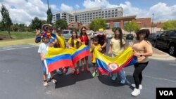 Aficionados colombianos esperan a la selección cafetera cerca del hotel donde se hospeda el equipo