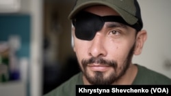 Військовий медик з Каліфорнії Джіо Роман з позивним Док розповів Голосу Америки про те, що пережив в Україні, коли протягом року воював пліч-о-пліч з українцями за незалежність їхньої країни.