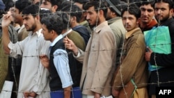 حکومتي شمېرې ښيي په تېرو لسو کالو کې تر ټولو زيات ۹۴۶،۵۷۱ تنان په ۲۰۱۵ کال کې له پاکستانه د کار اؤ ژوند په لټه کې له هیواده بهر نورو هېوادونو ته تللي وو