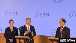 台灣立法院長游錫堃（右）與正在台灣訪問的美國會眾議院外交事務委員會主席邁克爾·麥考爾（中）4月7日在立法院舉行聯合記者會。 (美國之音特約記者楊安拍攝)