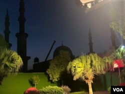 吊车已经架到沙甸大清真寺圆顶上 (美国之音/柯林)