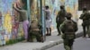 ARCHIVO - Soldados detienen y registran a los peatones en busca de armas mientras patrullan zonas residenciales en el norte de Quito, Ecuador, el jueves 11 de enero de 2024, en medio de una inusitada espiral de violencia.