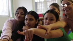 Прилично гласни жени