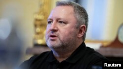 El fiscal general de Ucrania, Andrii Kostin, aparece en una captura de pantalla de un video durante su entrevista con el Servicio de Ucrania de la VOA.