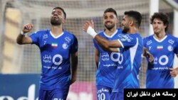 شادی پس از گل بازیکنان استقلال در برابر شمس آذر