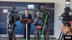 Секаде каде има судска одлука ние тоа ќе го осудиме. За Сребреница има одлука на Меѓународниот суд на правдата кој вели дека таму се случил геноцид. Нема разговор после тоа, рече шефот на македонската дипломатија