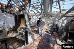 ชายคนหนึ่งค้นหาของส่วนตัวที่เหลืออยู่ภายใต้ซากอาคารที่เป็นเป้าการโจมตีทางอากาศโดยอิสราเอล ในเลบานอน เมื่อวันจันทร์ หลังสื่อทางการรายงานการระดมโจมตีเข้าไใส่เมืองกาซิเยห์ ที่อยู่ห่างจากชายแดนทางเหนือที่ติดกับอิสราเอลเป็นระยะทางราว 60 กิโลเมตรเมื่อวันที่ 20 ก.พ.