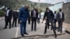 Le président rwandais Paul Kagame (C-D) et le président de la RDC Félix Tshisekedi (C-G) regardent une fissure après une éruption volcanique sur la route de Rubavu, au Rwanda, le 25 juillet.