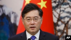 資料照片：中國外交部長秦剛2023年5月23日在北京與荷蘭外長霍克斯特拉會晤後出席了聯合新聞發布會。 （美聯社照片）