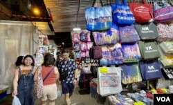 百年歷史的香港廟街夜市疫情後幾乎沒有外國遊客光顧。（美國之音/湯惠芸）