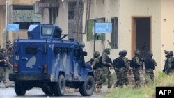 سربازان پاکستان هنگام محاصره یکی از مخفیگا‌های تندروان در شهر پشاور‌ آن کشور (تصویر از آرشیف صدای امریکا)