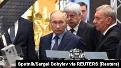 Presiden Rusia Vladimir Putin mengunjungi pusat Perusahaan Roket dan Luar Angkasa "Energia" di Korolyov di luar Moskow, Rusia, 26 Oktober 2023. (Foto: Sputnik/Sergei Bobylev via REUTERS)