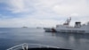 Kapal penjaga pantai China memblokir kapal Biro Perikanan dan Sumber Daya Perairan Filipina (BFAR) saat kapal tersebut berlayar di dekat pintu masuk Scarborough Shoal yang dikuasai China di Laut Cina Selatan yang disengketakan, 22 September 2023. (Ted ALJIBE / AFP)