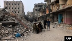 দক্ষিণ গাজার রাফাতে ইসরাইলি বোমাবর্ষণে বিধ্বস্ত আল-ফারুক মসজিদের সামনে লোকজন বসে আছে। ((২৫ ফেব্রুয়ারি, ২০২৪)