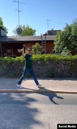 تهدید مخالفان از سوی یک طرفدار جمهوری اسلامی در فنلاند که شعار «مرگ بر ضد ولایت فقیه» می‌دهد