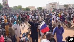 Un manifestant soutenant le putsch militaire du général Tiani brandit un drapeau russe à Niamey en juillet 2023.
