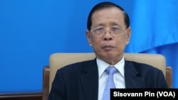 រូបឯកសារ៖ លោក​ សុខ ឥសាន​ ផ្តល់​បទសម្ភាសន៍​ជាមួយ​សំឡេង​សហរដ្ឋ​អាមេរិក នៅ​ទីស្នាក់​កណ្តាល​គណបក្ស​ប្រជាជនកម្ពុជា​ ក្នុងទីក្រុង​ភ្នំពេញ​ ថ្ងៃទី​ ៦ កក្កដា​ ឆ្នាំ​ ២០២៣។ (ពិន ស៊ីសុវណ្ណ/វីអូអេ)